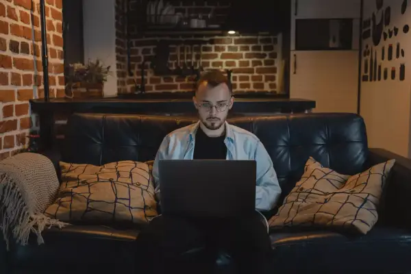 Jak zarabiać na sztucznej inteligencji: sprawdzone metody i wyzwania